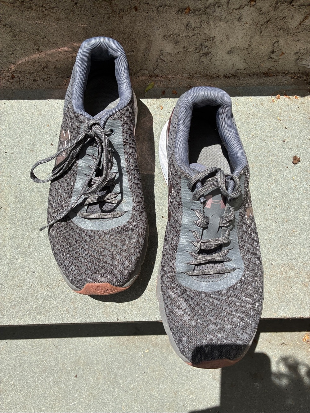 Under Armour Men's Charcoal Knit Running Shoes Worn with some scrapes Sz 10